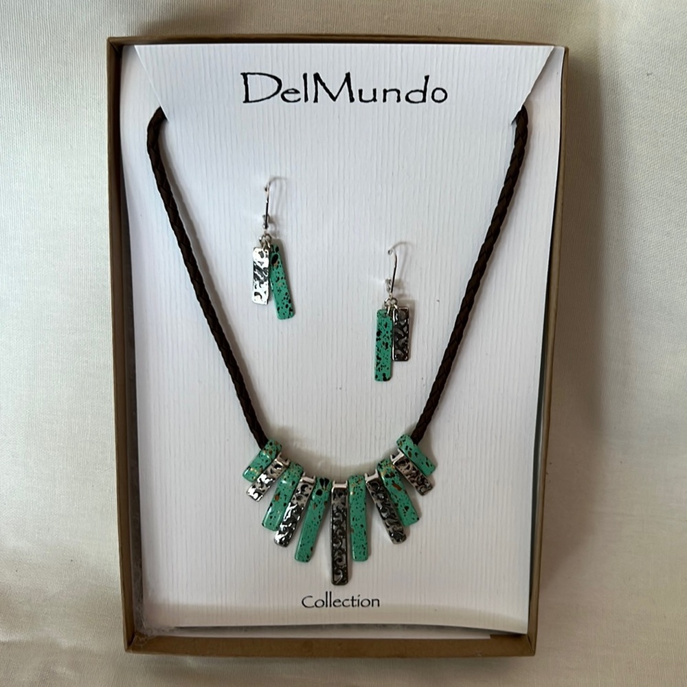 Del Mundo Collection Necklace and Earrings Set